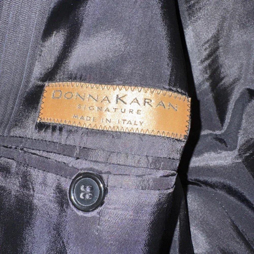 Donna Karan Signature Mens Blazer 46R Black Pinstripe 2 Button Suit Jacket Italy